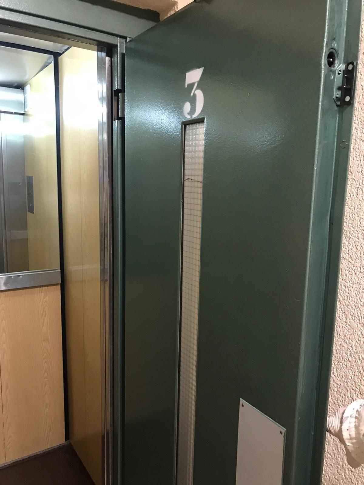 Esmalte puerta ascensor